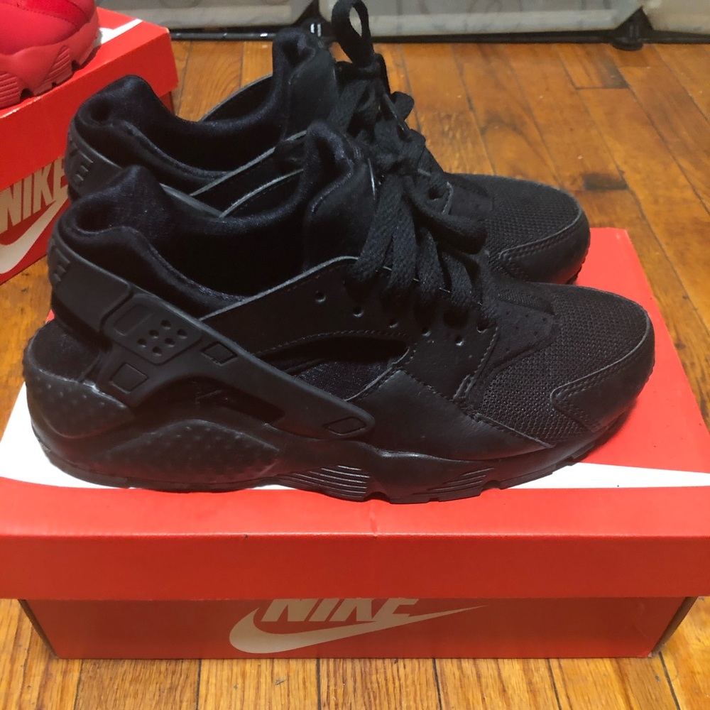 Black Nike huaraches